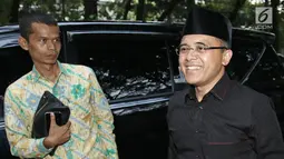 Bupati Banyuwangi Abdullah Azwar Anas tiba di kediaman Megawati di kawasan Menteng, Jakarta, Sabtu (14/10). Pertemuan juga membahas pengumuman paslon Gubernur dan Wagub provinsi Jawa Timur. (Liputan6.com/Herman Zakharia)