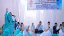 Sebuah gamis bernuansa biru muda dengan bordir dan payet flora bernuansa kuning terlihat cantik dikenakan Kahiyang. Ia sempurnakan penampilannya kali ini dengan turban putih dan riasan wajah minimalis, serta pulasan lipstik merah. [Foto: Instagram/bobbynst]
