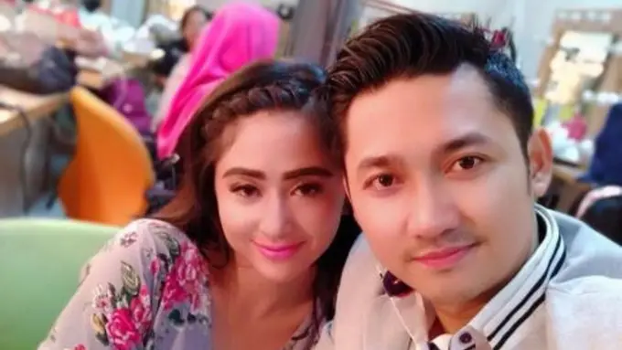 [Bintang] Dewi Perssik dan Angga Wijaya