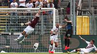  Joe Hart (kiri) mengamankan gawangnya dari serangan para pemain Atalanta pada lanjutan liga Italia Serie A di Atleti Azzurri d'Italia stadium,  Bergamo, Italy (12/9/2016) dini hari WIB.. Atalanta menang 2-1. (EPA/Paolo Magni)
