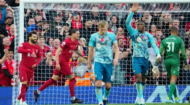 Pemain Liverpool Darwin Nunez (kedua kiri) melakukan selebrasi usai mencetak gol ke gawang Southampton pada pertandingan sepak bola Liga Inggris di Stadion Anfield, Liverpool, Inggris, 12 November 2022. Liverpool mengalahkan Southampton dengan skor 3-1. (AP Photo/Jon Super)