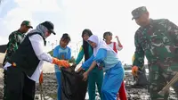 Ribuan Orang Gotong Royong Bersihkan Pantai Ancol Plengsengan Banyuwangi