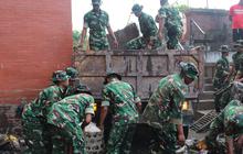 Pasca Banjir Bali, Kodam IX/Udayana Terjunkan Ratusan Prajurit Bantu Evakuasi dan Distribusi Bantuan