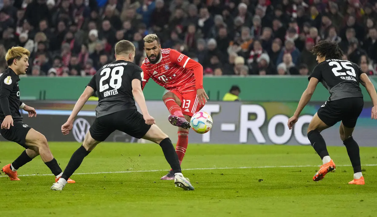 <p>Bayern membuka keunggulan lebih dulu pada menit ke-19. Berawal dari sepak pojok, Dayot Upamecano menanduk bola untuk menjebol gawang Freiburg. (AP Photo/Matthias Schrader)</p>