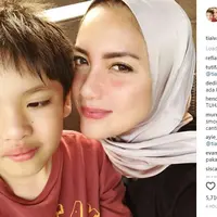Tia Ivanka dipuji warganet saat mengenakan hijab. Mereka berharap Tia agar tak melepas hijab yang dikenakannya. (Instagram/@tiaivanka)