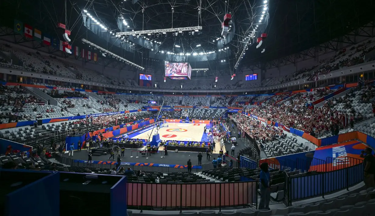 Kehadiran suporter Latvia yang membawa drum membuat suasana pertandingan di Indonesia Arena menjadi sangat meriah. (BAY ISMOYO/AFP)