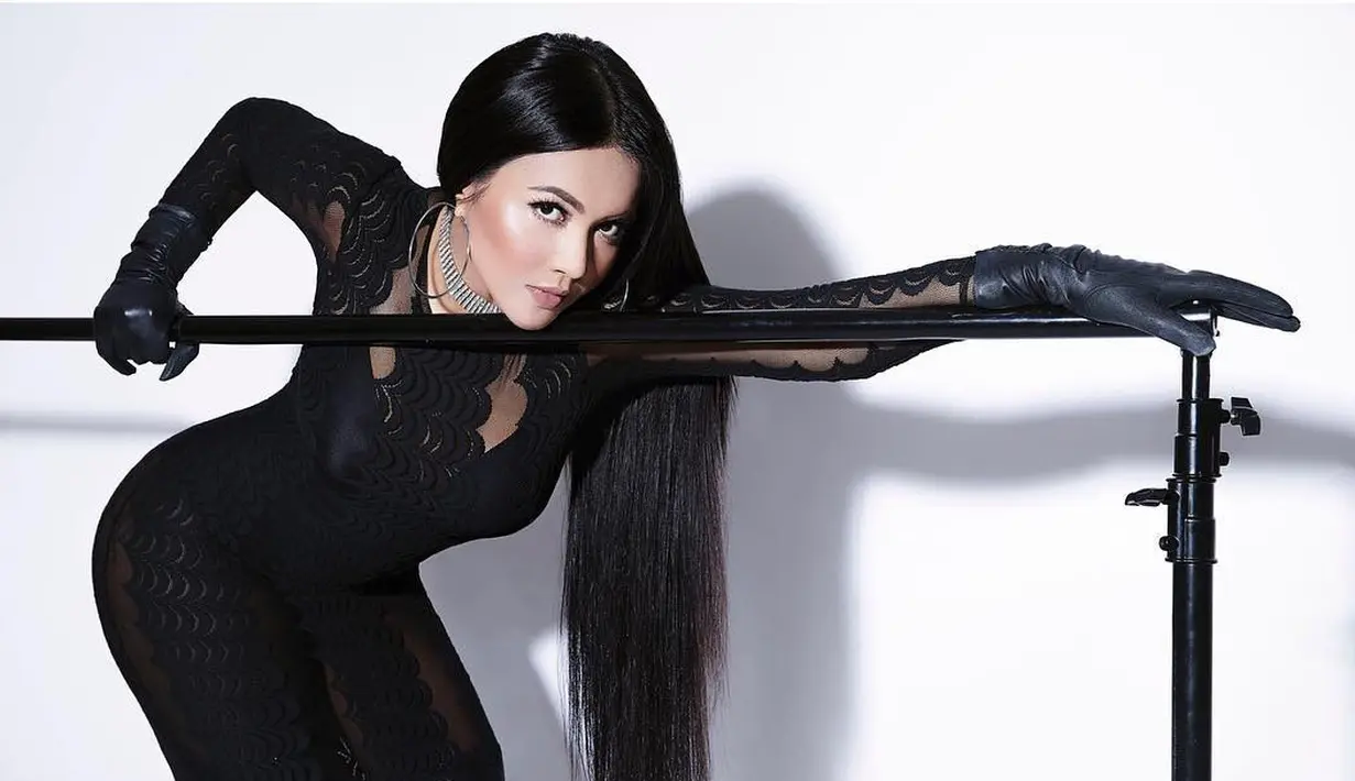 "Astagfirullah,, semoga mb cepat mendapat hidayah.. Untuk menutup auratnya,, karena kewajiban sebagai muslim adalah saling medoakan..dan mengingatkan," timpal akun @dwiii_sofia. (Instagram/denadaindonesia)