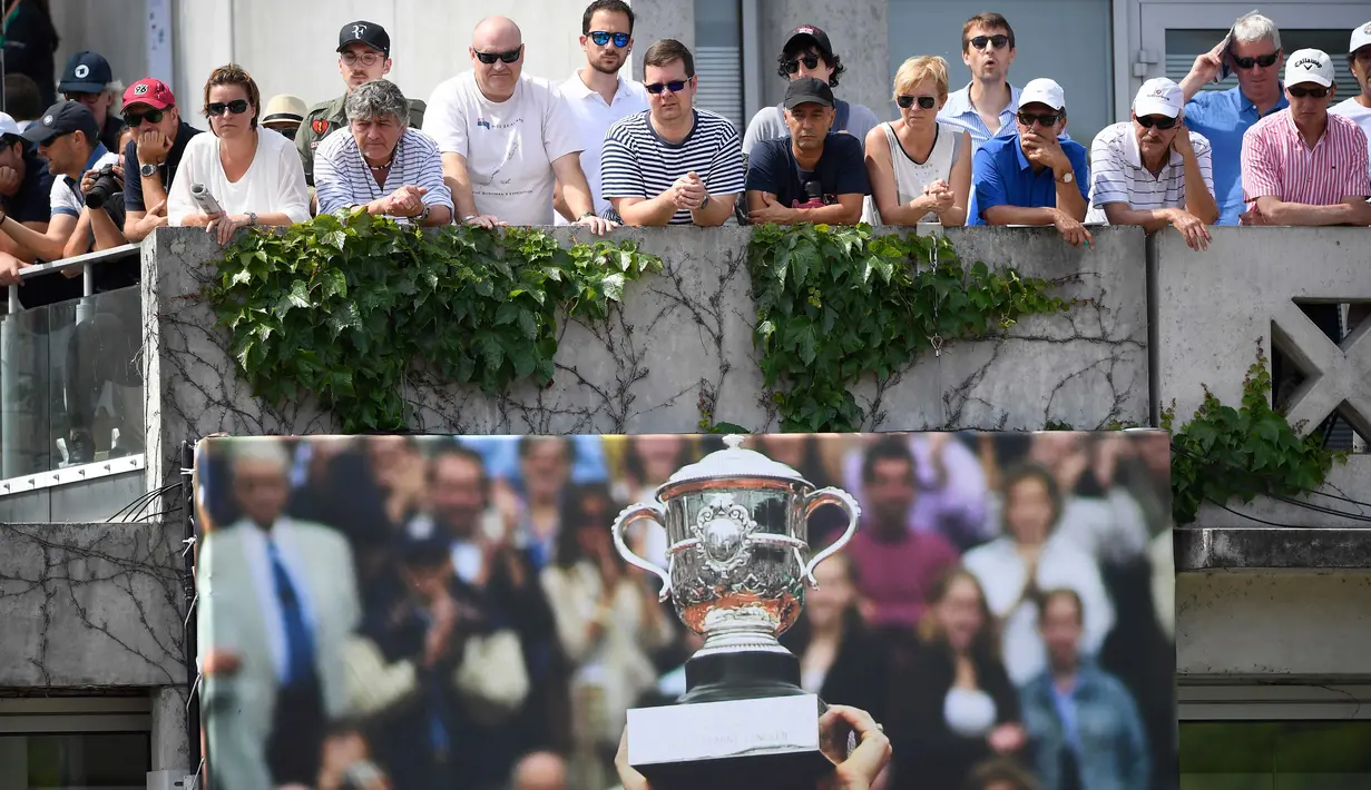 Penonton menyaksikan pertandingan tenis dari tribun pada di Roland Garros 2017,  Prancis Terbuka, (30/5/2017).  (AFP/Lionel Bonaventure)