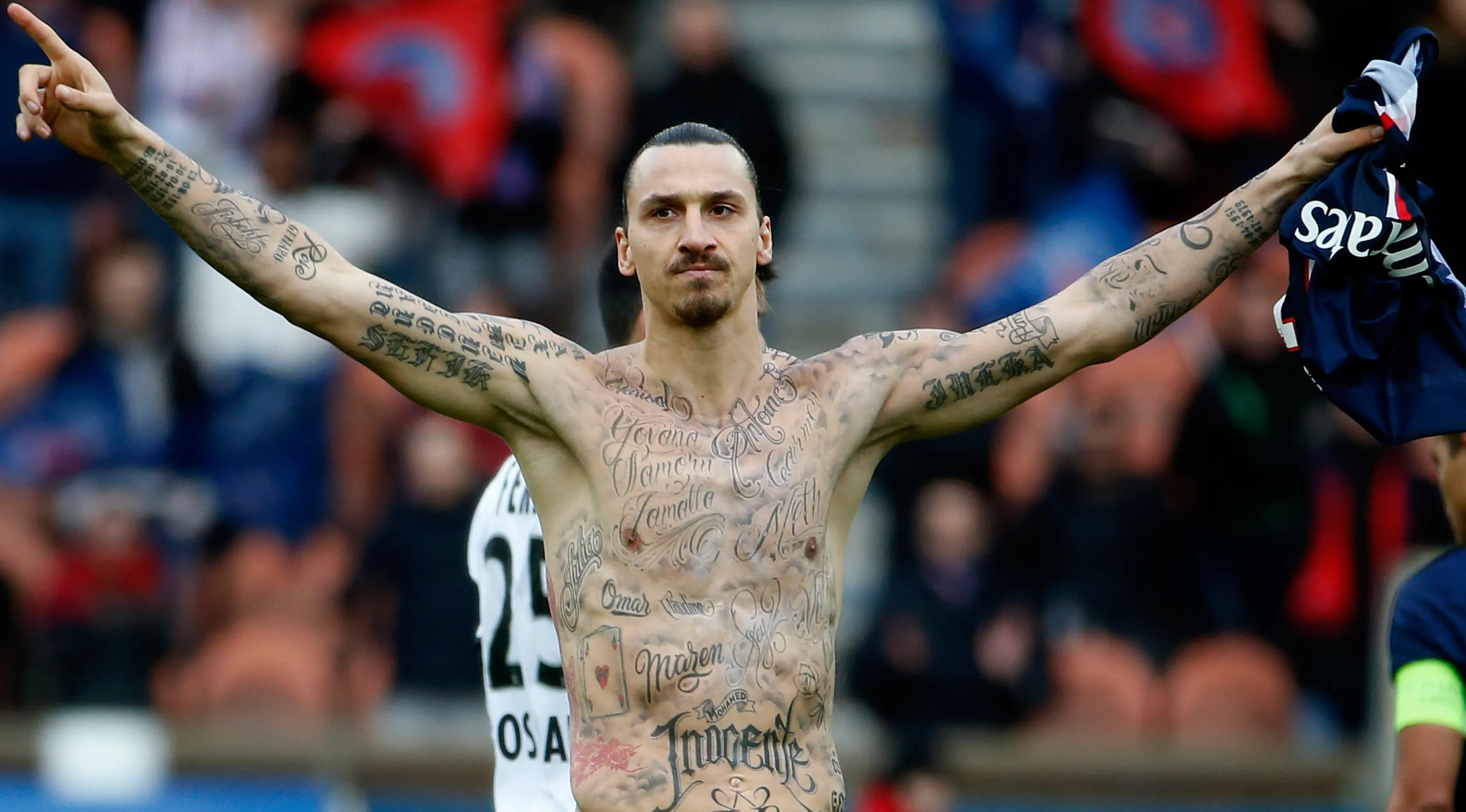 Pemain depan Swedia, Paris Saint-Germain, Zlatan Ibrahimovic merayakan kemenangan setelah mencetak gol pada pertandingan sepak bola Prancis L1 Paris Saint-Germain  vs Caen di stadion Parc des Prince, Paris (14/02/2015). (AFP PHOTO / KENZO TRIBOUILLARD)