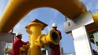 Pekerja mengontrol pengerjaan pipa gas open access di Desa Segaramakmur, Tarumajaya, Kabupaten Bekasi, (8/8). Pengeboran horizontal secara langsung (HDD) yang merupakan rangkaian pipa gas ruas Muara Karang-Muara Tawar. (Liputan6.com/Angga Yuniar)