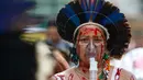 Seorang perempuan Brasil mengenakan masker oksigen portabel dalam aksi unjuk rasa menuntut keadilan iklim dan menentang kebakaran hutan yang melanda seluruh negeri di Sao Paulo, Brasil, pada tanggal 22 September 2024. (Miguel SCHINCARIOL/AFP)
