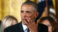 Sambil menyeka air mata, Presiden AS Barack Obama mengingat korban tewas penembakan brutal di SD di Newtown dan memaparkan langkah yang akan diambil pemerintahannya untuk mengurangi kekerasan senjata di Gedung Putih, Selasa (5/1). (REUTERS/Kevin Lamarque)
