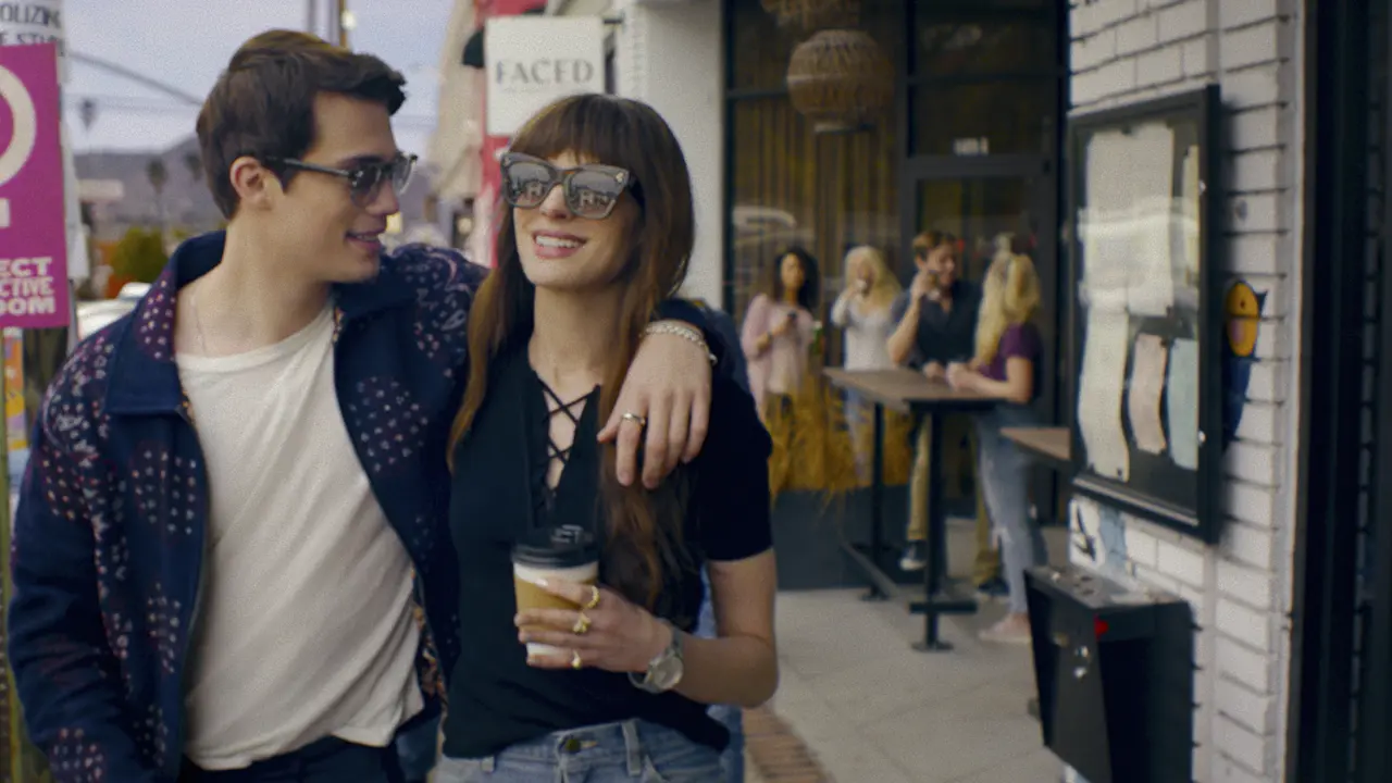 Anne Hathaway dan Nicholas Galitzin dalam film The Idea of You. [Foto: Prime Video]