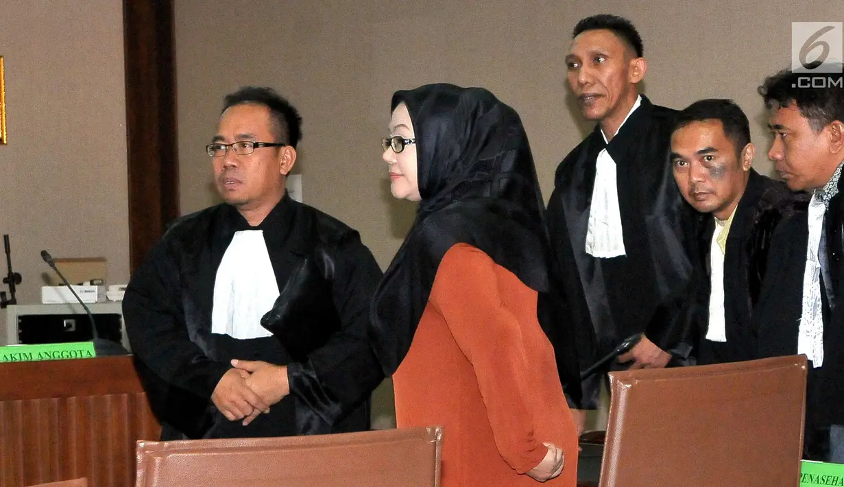 Mantan Gubernur Banten Ratu Atut Chosiyah usai menjalani sidang vonis di Pengadilan Tipikor, Jakarta, Kamis (20/7). Tindakan Ratu Atut telah mengakibatkan kerugian negara sebesar Rp 79 miliar. (Liputan6.com/Helmi Afandi)