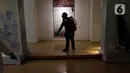 Petugas menyemprotkan cairan disinfektan di salah satu ruangan Museum Gajah atau Museum Nasional, Jakarta Pusat, Senin (16/3/2020). Penyemprotan yang dilakukan saat museum ditutup itu sebagai upaya mencegah penyebaran wabah virus Corona (COVID-19). (Liputan6.com/Johan Tallo)