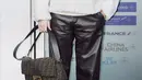 Mnegenakan Fendi bag, lee Min Ho padukan outfitnya dengan jaket dan leather pants, sebuah gaya minimalis yang penuh aksi.  [Foto: Instagram/ Lee Min Ho]