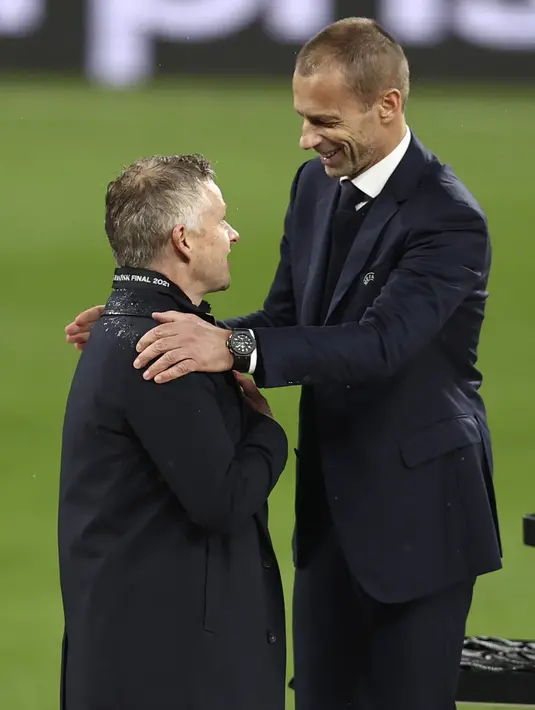 Pelatih Manchester United Ole Gunnar Solskjaer berbicara dengan presiden UEFA Aleksander Ceferin setelah pertandingan final Liga Europa antara Manchester United dan Villarreal di Gdansk, Polandia, Kamis (27/5/2021). (Maja Hitij, Pool via AP)