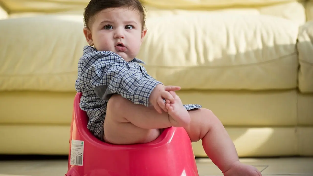 Lucunya, Bayi Ini Tak Mau Gunakan Popok