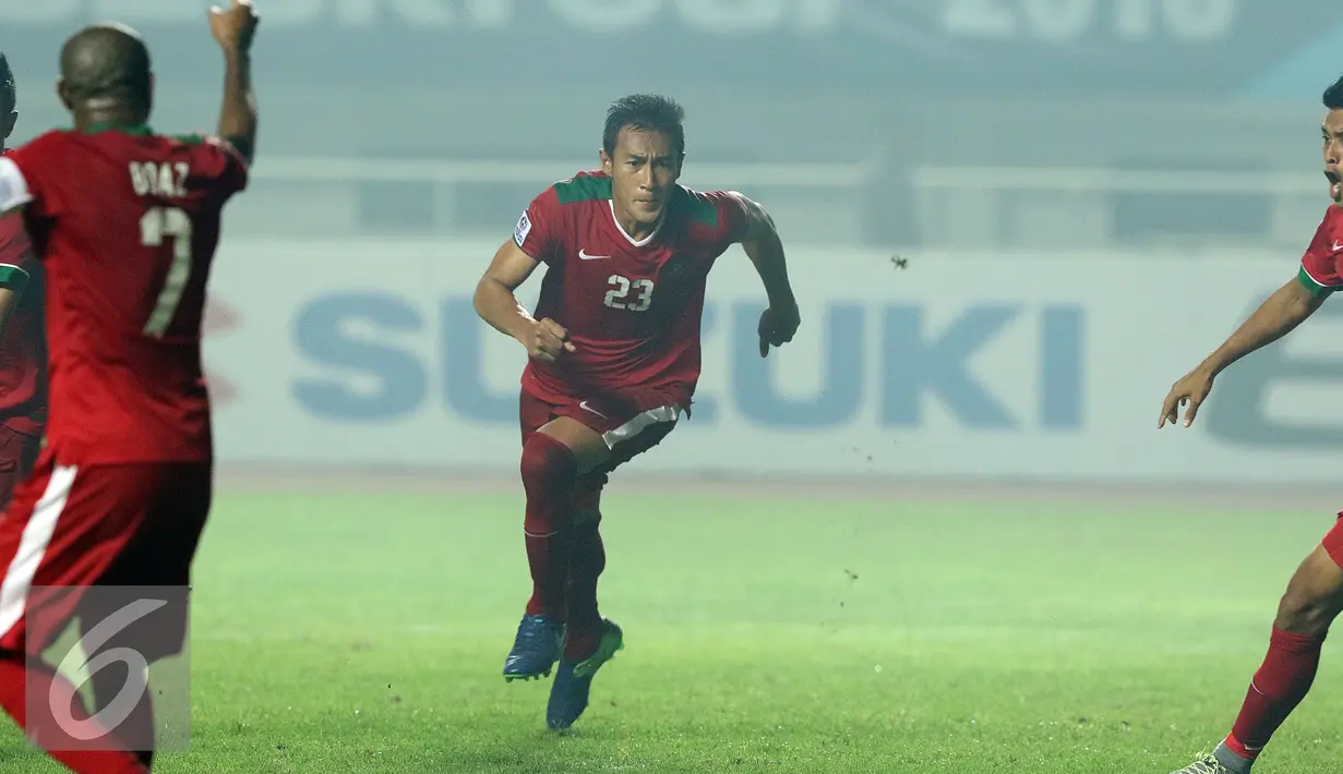 Bek Timnas Indonesia, Hansamu Yama Pranata (tengah) berlari usai mencetak gol ke gawang Thailand di final pertama Piala AFF 2016 di Stadion Pakansari, Bogor, Rabu (14/12). Indonesia unggul 2-1 atas Thailand. (Liputan6.com/Helmi Fithriansyah)