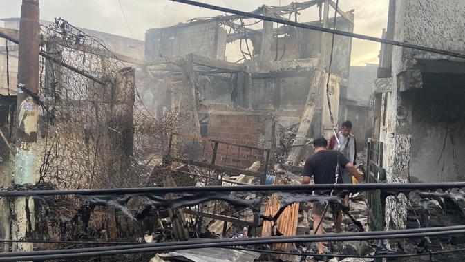 Penampakan lokasi pasca-kebakaran Depo Pertamina Plumpang, Koja, Jakarta Utara, Sabtu (4/3/2023) pagi. Rumah-rumah dan kendaraan warga hangus dilalap api. (Liputan6.com/Muhammad Radityo Priyasmoro)
