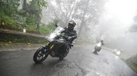 Berkendara motor saat hujan pastikan tetap mengenakan perlengkapan berkendara yang lengkap agar tubuh terlindungi. (ist)