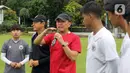 Ketua Umum PSSI Mochamad Iriawan (ketiga kiri) berbicara kepada pelatih Shin Tae-yong dan pemain Timnas Indonesia U-20 usai latihan untuk Piala Asia U-20 2023 di Lapangan A, Kompleks Stadion Utama Gelora Bung Karno (SUGBK), Jakarta, Rabu (15/02/2023). Mochamad Iriawan berpamitan dengan pemain Timnas Indonesia U-20 dan pelatih Shin Tae-yong. (Liputan6.com/Herman Zakharia)