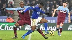 Pemain West Ham United, Angelo Ogbonna berebut bola dengan striker Leicester City, Kelechi Iheanacho pada pekan 24 Liga Inggris 2019-2020 di Stadion King Power, Rabu (22/1/2020). Menjamu West Ham , Leicester City berhasil menang meyakinkan dengan skor akhir 4-1. (AP/Rui Vieira)