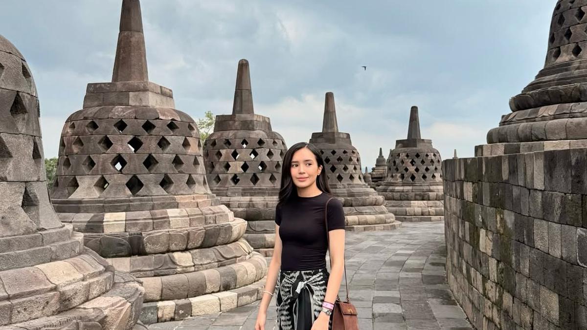 Main ke Candi Borobudur, Gaya Beby Tsabina dalam Rok Wastra Ini Anggun Banget dan Cocok Jadi Inspirasi Liburan