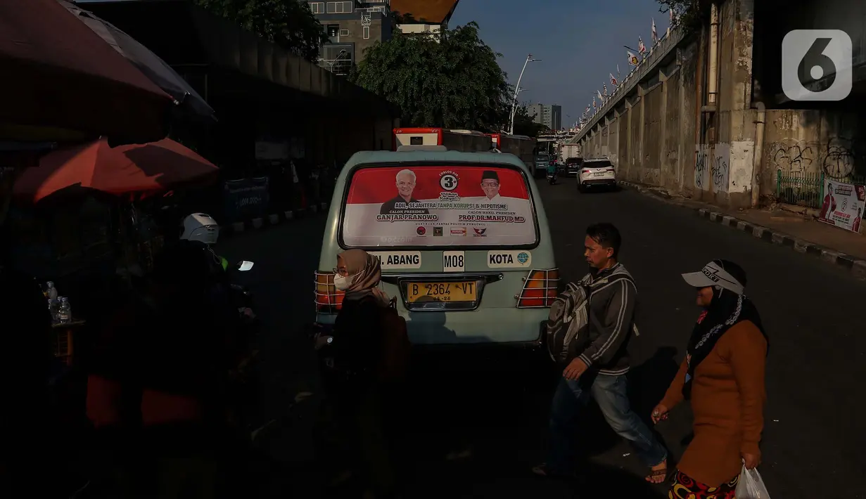 Alat Peraga Kampanye (APK) terpasang pada kaca salah satu angkutan perkotaan (angkot) di kawasan Tanah Abang, Jakarta, Jumat (5/1/2024). (Liputan6.com/Angga Yuniar)