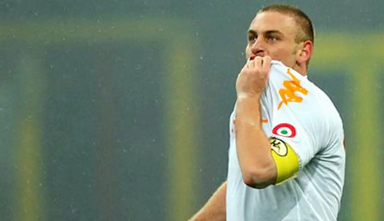 Selebrasi cium kostum gelandang AS Roma, Daniele De Rossi setelah menjebol gawang Inter Milan dalam lanjutan Liga Serie A yang berlangsung di San Siro Stadium, 1 Maret 2009. AFP PHOTO/GIUSEPPE CACACE 