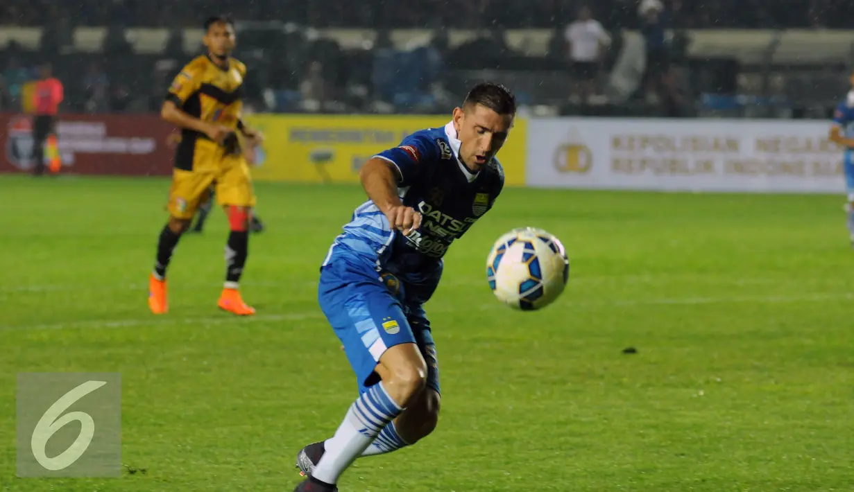 Pemain depan Persib, Juan Carlos Rodriguez Belencoso mencoba menahan bola saat laga melawan Mitra Kukar pada Turnamen Piala Bhayangkara di Stadion Si Jalak Harupat, Bandung, Kamis (17/3/2016). Laga berakhir imbang 1-1. (Liputan6.com/Helmi Fithriansyah)
