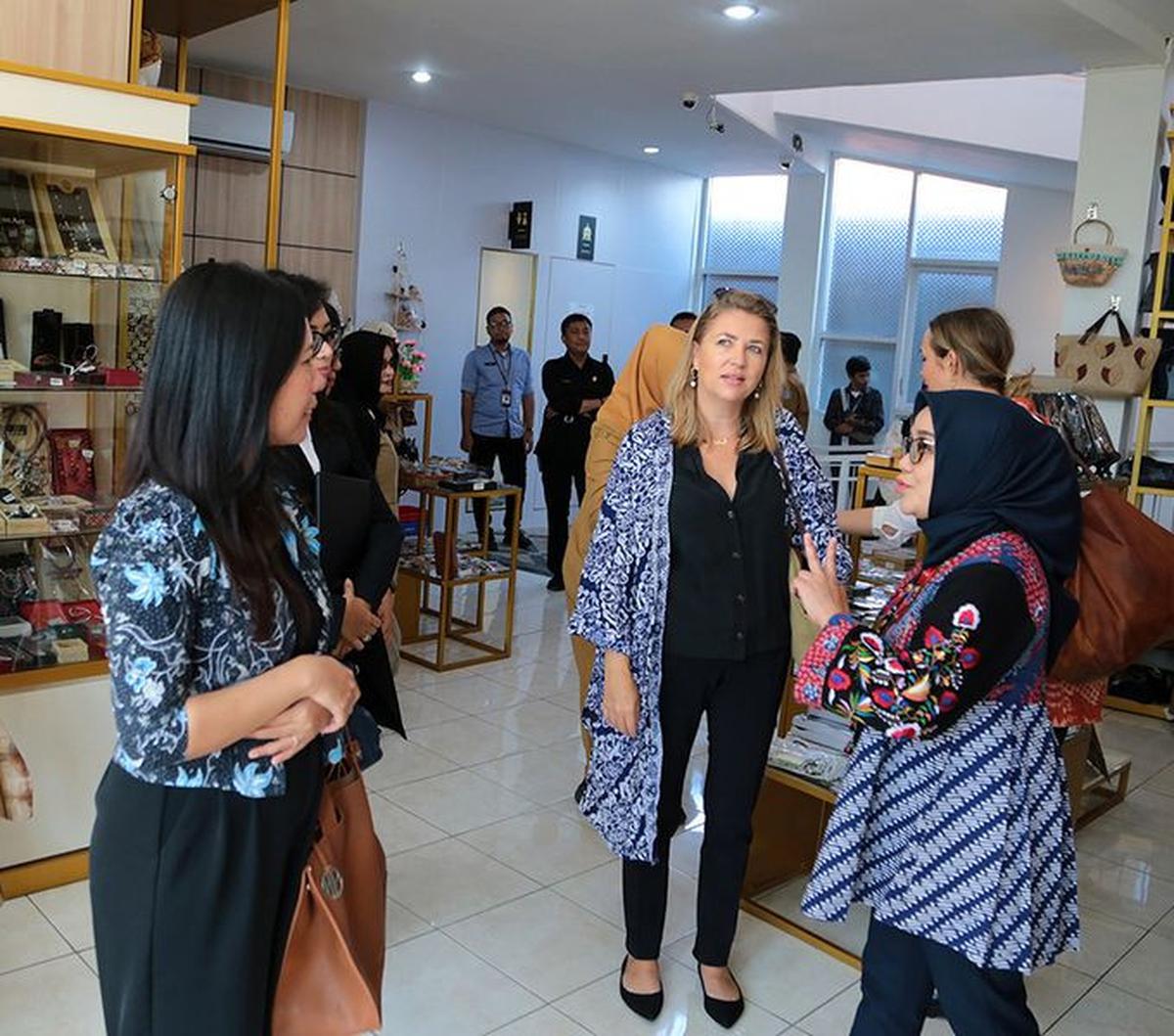Gang Dolly dulunya sangat terkenal sebagai pusat lokalisasi di Kota Surabaya. Usai ditutup permanen, Pemerintah Kota (Pemkot) Surabaya memberikan pendampingan bagi warga setempat agar tetap bisa mencari nafkah.