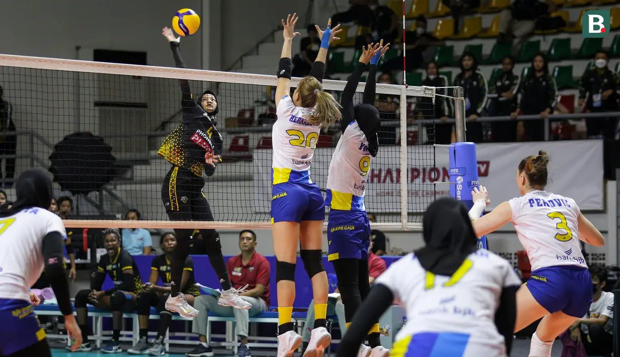 Pemain Gresik Petrokimia Pupuk Indonesia, Bela Sabrina Agustina (kiri) melepaskan spike saat laga grand final PLN Mobile Proliga 2022 melawan Bandung Bjb Tandamata di Padepokan Voli Jenderal Polisi Kunarto, Sentul, Sabtu (26/03/2022). (Bola.com/Bagaskara Lazuardi)