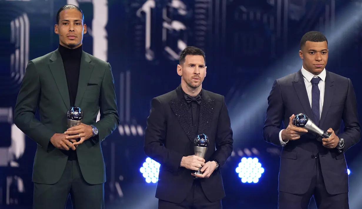 Virgil van Dijk (kiri), Lionel Messi (tengah), dan Kylian Mbappe berpose dengan trofi Men's World 11 pada Seremoni The Best FIFA Footbal Awards 2022 di Paris, Prancis, Senin (27/2/2023). Untuk pertama kalinya sejak Januari 2020, para tamu undangan dapat menghadiri acara tersebut secara lagnsung usai sebelumnya dilakukan via virtual akibat pandemi Covid-19. (AP Photo/Michel Euler)