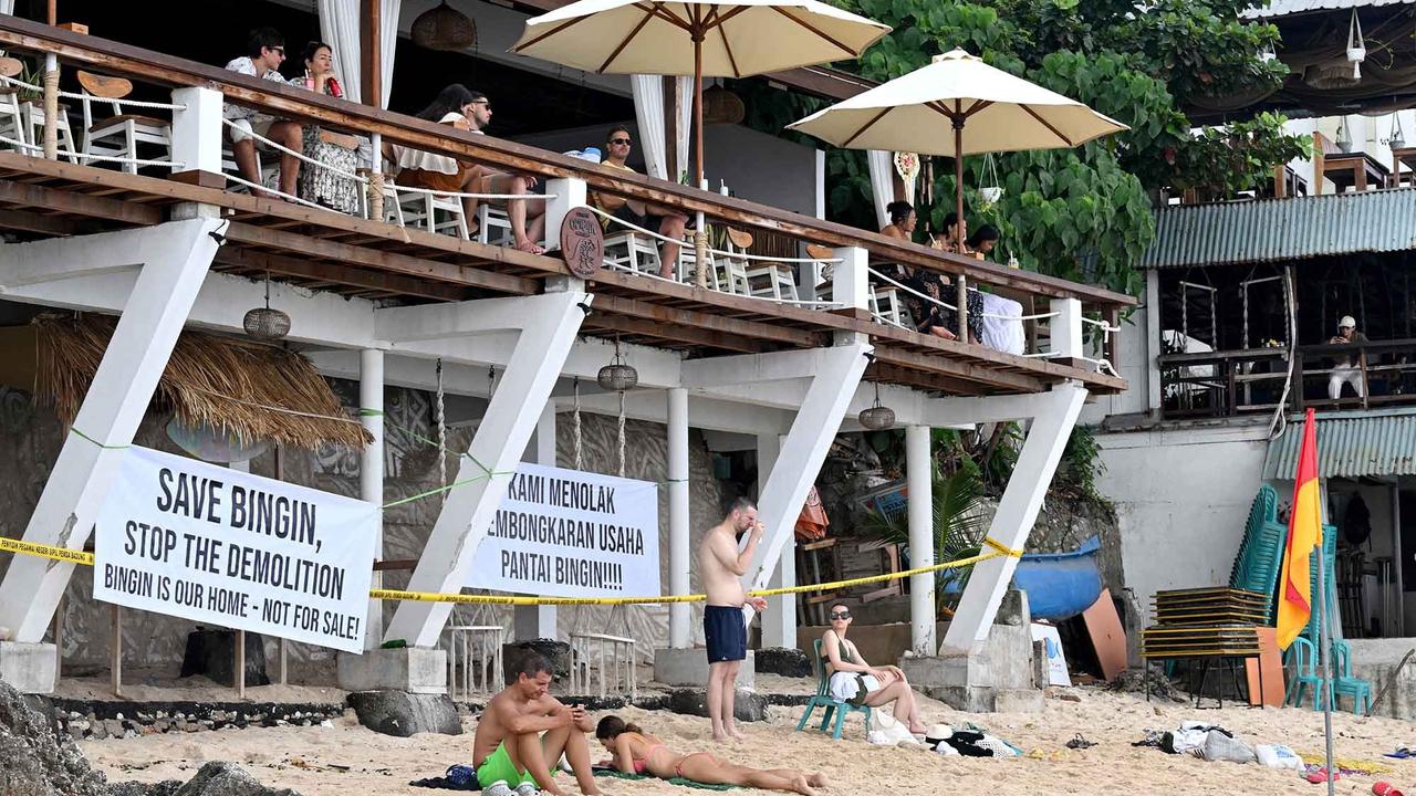 FOTO: Pantai Bingin Tetap Ramai Wisatawan, Meski Deretan Usaha Ilegal Dibongkar