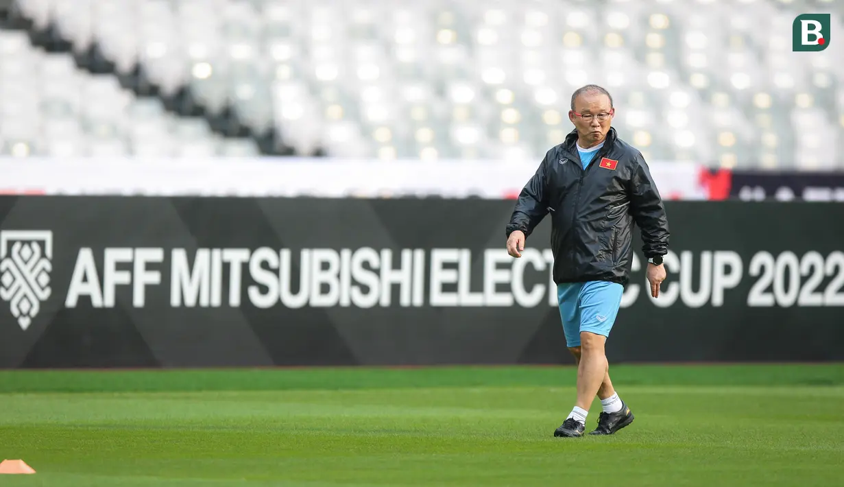 <p>Pelatih Timnas Vietnam, Park Hang-seo saat latihan resmi menjelang laga semifinal Piala AFF 2022 melawan Timnas Indonesia yang berlangsung di Stadion Utama Gelora Bung Karno (SUGBK), Jakarta, Kamis (05/01/2023). (Bola.com/Bagaskara Lazuardi)</p>
