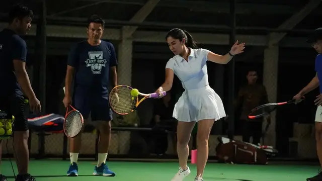 Coba Olahraga Baru, Ini 6 Potret Dian Sastro Saat Main Tenis Bersama Pelatih