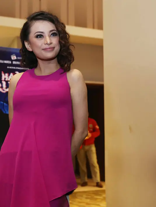 "Kalau dekat sih nggak, tapi emang aku dikenalkan. Orangnya baik, dewasa, pokoknya bapak yang baik. Aku yakin banget dia bisa jadi suami yang sempurna untuk Bella," terang Angie. (Nurwahyunan/Bintang.com)