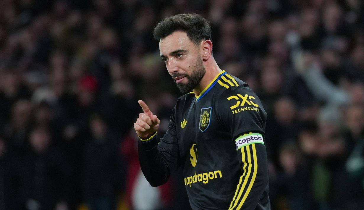Pemain Manchester United, Bruno Fernandes, melakukan selebrasi setelah mencetak gol ke gawang Wolverhampton Wanderers pada laga Liga Inggris di Stadion Molineux, Selasa (9/12/2025). (AP Photo/Dave Shopland)