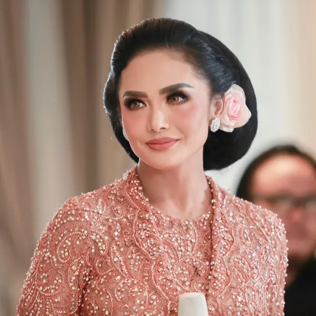 6 Potret Terbaru Krisdayanti saat Launching Buku Karya Guntur Soekarnoputra