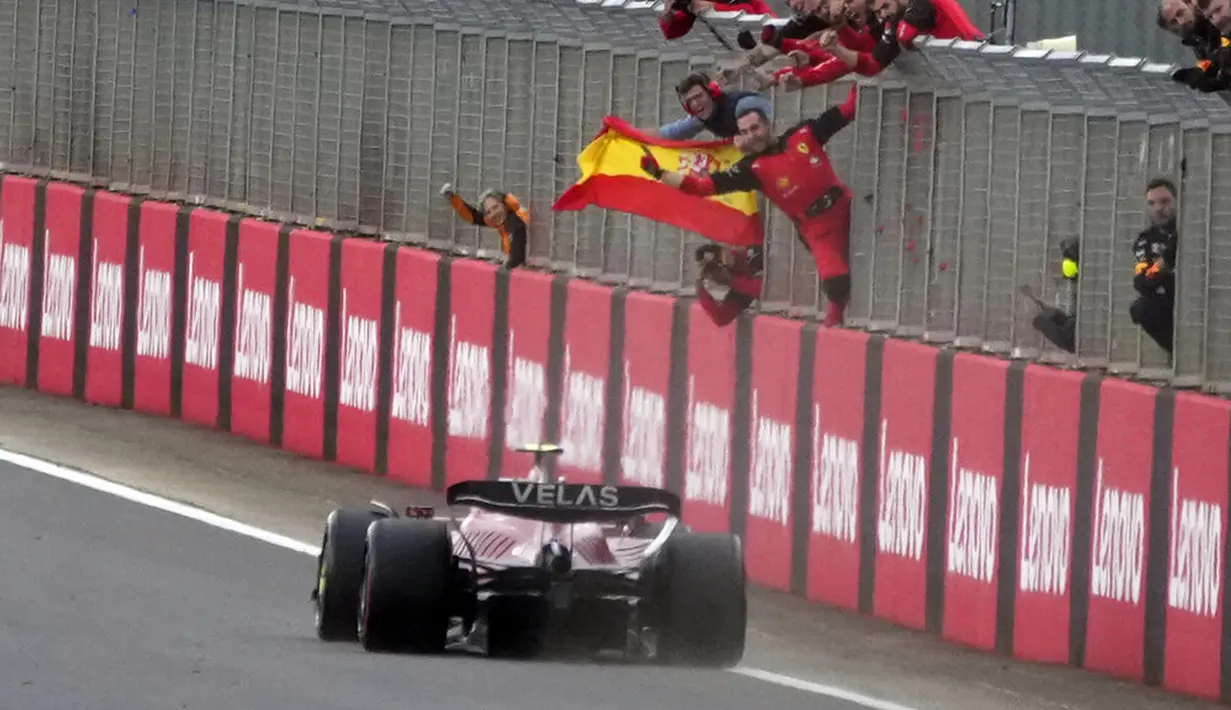 Pembalap Ferrari Carlos Sainz melintasi garis finish untuk memenangkan F1 GP Inggris 2022 di Sirkuit Silverstone, Silverstone, Inggris, 3 Juli 2022. F1 GP Inggris 2022 dimenangkan oleh Carlos Sainz, selanjutnya diikuti Sergio Perez dan Lewis Hamilton. (AP Photo/Frank Augstein)