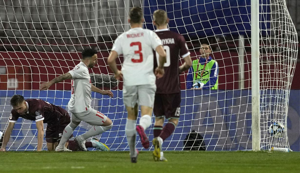 Striker Swiss, Renato Steffen (tengah) mencetak gol ke gawang Belarusia pada laga kualifikasi Euro 2024 Grup I di Karadjordje Stadium, Novi Sad, Serbia (25/3/2023). Renato Steffen total mencetak tiga gol bagi Swiss dalam dua laga kualifikasi Euro 2024. Tiga gol tersebut dilesakkan ke gawang Belarusia saat menang 5-0, sementara di laga kedua menghadapi Israel ia gagal menyumbang gol saat kalah 3-0. (AP Photo/Darko Vojinovic)