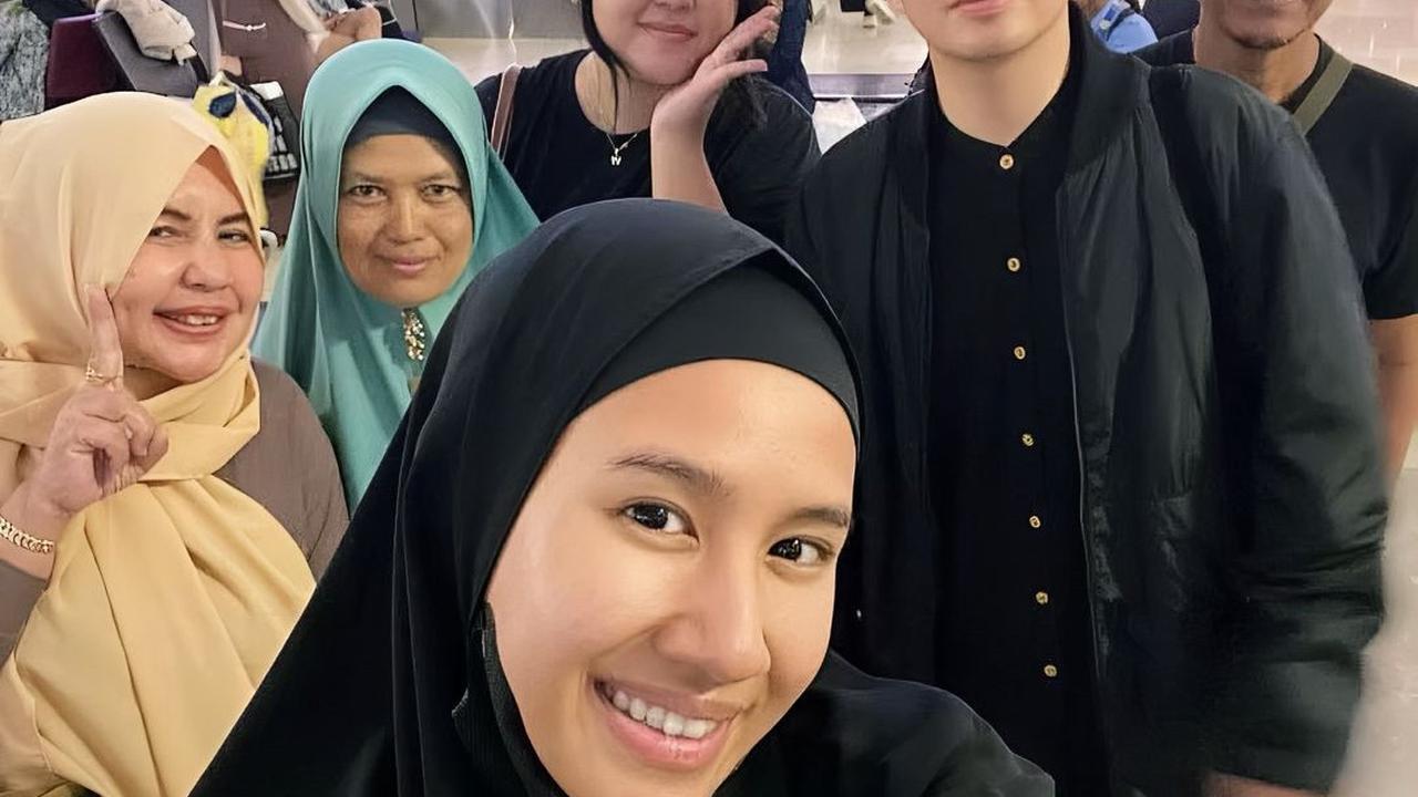 4 Potret Shenina Cinnamon Jalani Umrah Perdana Bersama Suami, Pakai Busana Syar'i Dan Tampil Tanpa Makeup