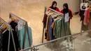 Membeli baju lebaran bagi sebagian besar warga Indonesia sudah menjadi salah satu tradisi. (Liputan6.com/Faizal Fanani)