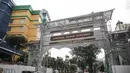 Sejumlah pekerja membangun gapura di Jalan Pancoran, Jakarta, Sabtu (11/6/2022). Pembangunan gapura tersebut bertujuan mempercantik kawasan Chinatown (Pecinan) Glodok Pancoran. (Liputan6.com/Faizal Fanani)