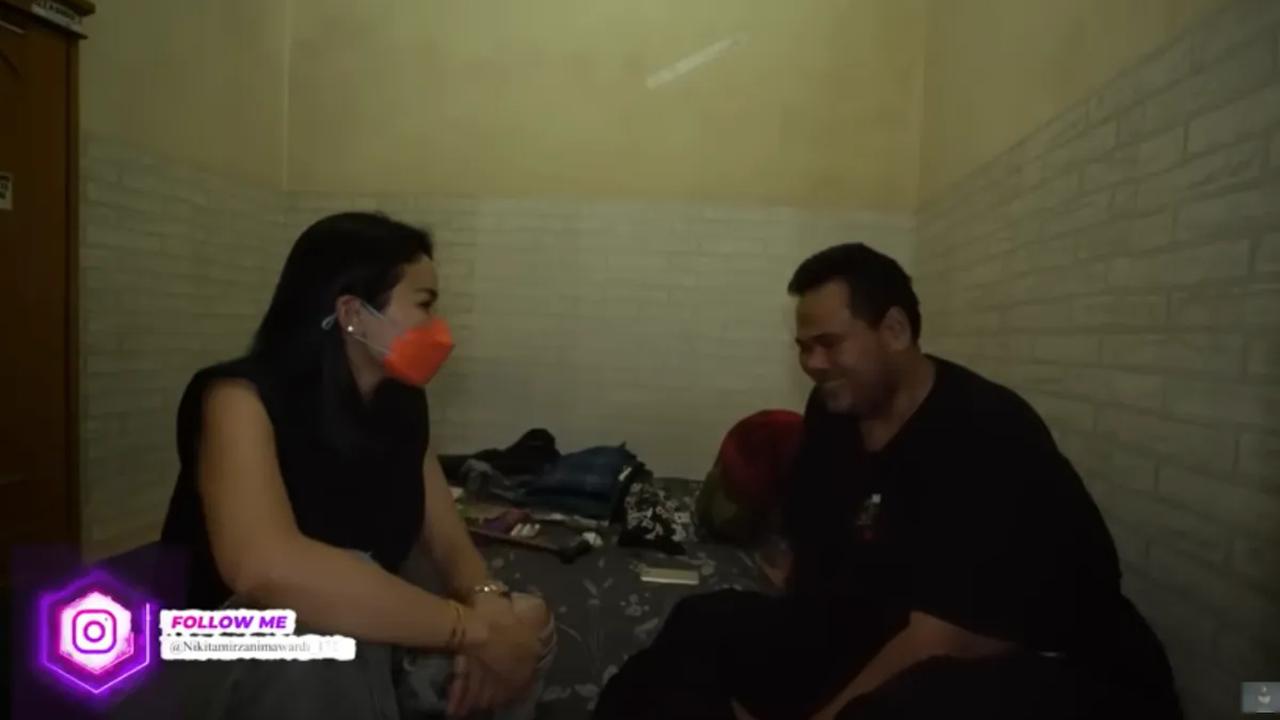 Fami Bo tampak terharu saat melihat kedatangan Nikita Mirzani<br>