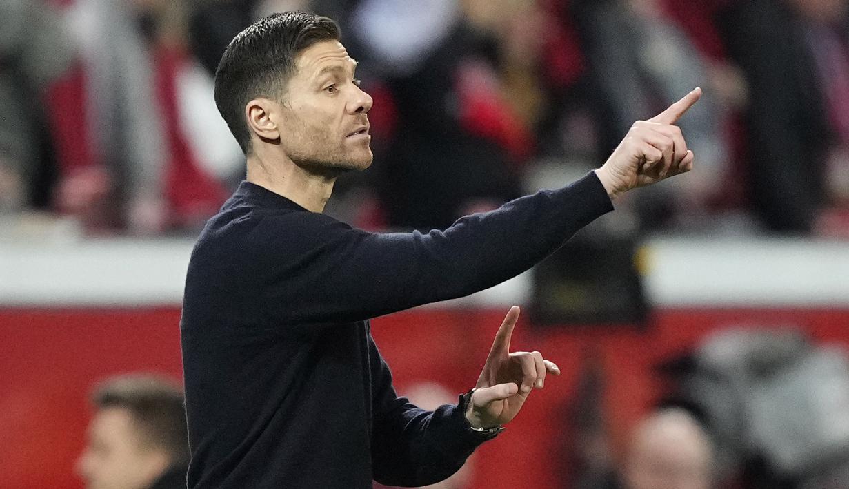 <p>Pelatih Bayer Leverkusen, Xabi Alonso memberikan arahan kepada pemainnya saat laga lanjutan Bundesliga 2023/2024 melawan Bayern Munchen di BayArena, Leverkusen, Jerman, Minggu (11/02/2024) WIB. (AP Photo/Martin Meissner)</p>