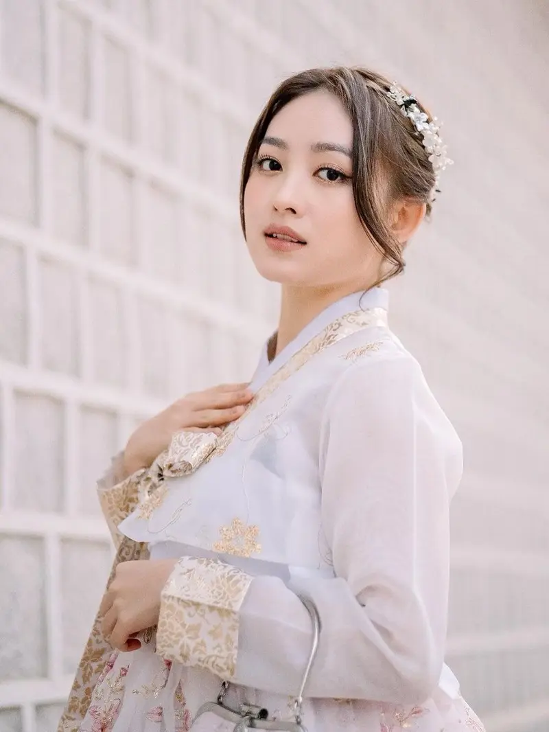 Natasha Wilona menggunakan hanbok (Instagram/natashawilona12)