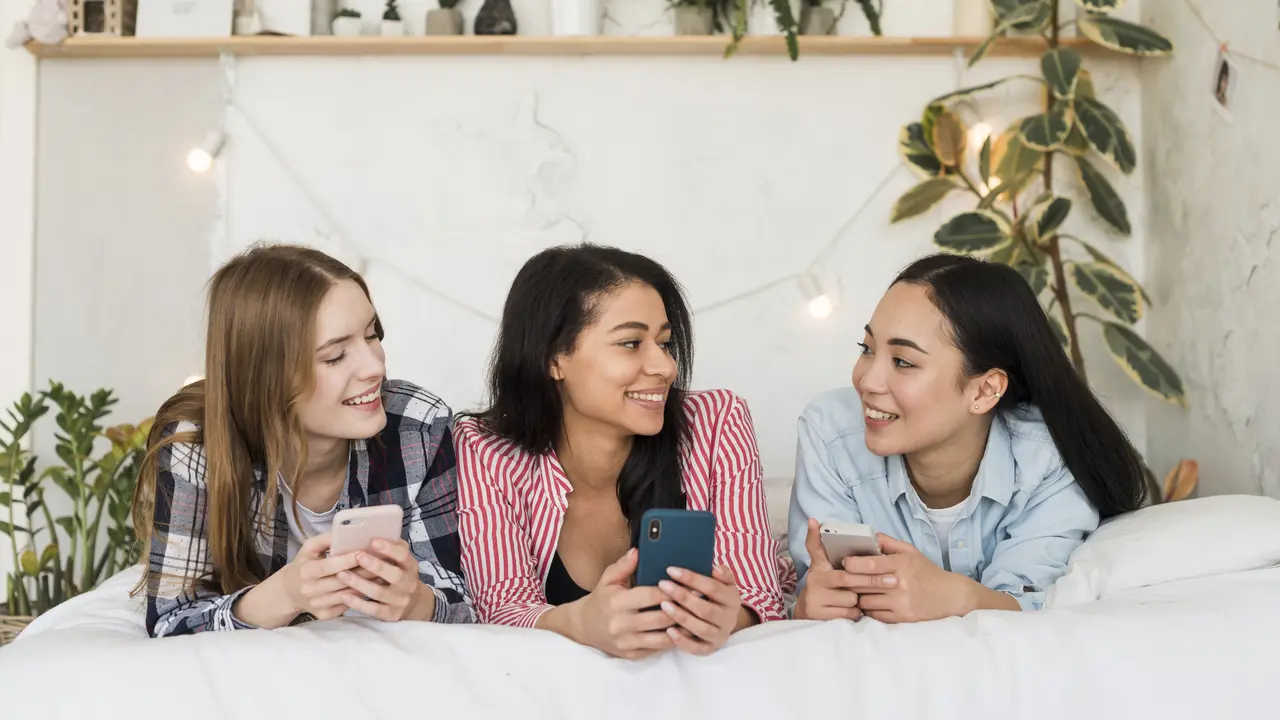 4 Alasan Anak Remaja Lebih Sering Curhat Ke Teman Daripada Orangtua (photo by freepik.com)