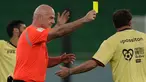 Presiden FIFA Gianni Infantino sebagai wasit menunjukkan kartu kuning kepada mantan pemain Italia Alessandro Del Piero saat pertandingan persahabatan antara pekerja dan FIFA Legends di Stadion Al Thumama di Doha, Qatar, Senin (12/12/2022). Mengikuti pertandingan terakhir di FIFA Piala Dunia Qatar 2022 Stadion Al Thumama, para tamu dan sukarelawan melihat para pekerja beberapa di antaranya memenangkan edisi terakhir Piala Pekerja, bermain berdampingan dengan beberapa nama sepak bola terbesar dalam pertarungan 60 menit.(AP Photo/ Frank Augstein)